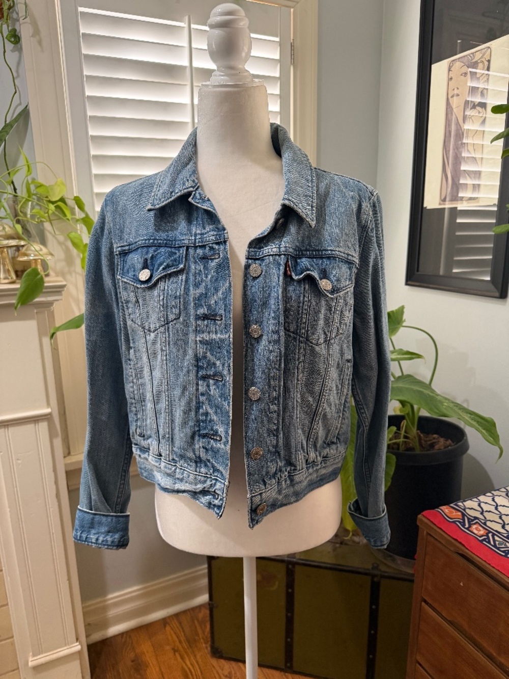 Authentic classic Levi’s women’s jacket.